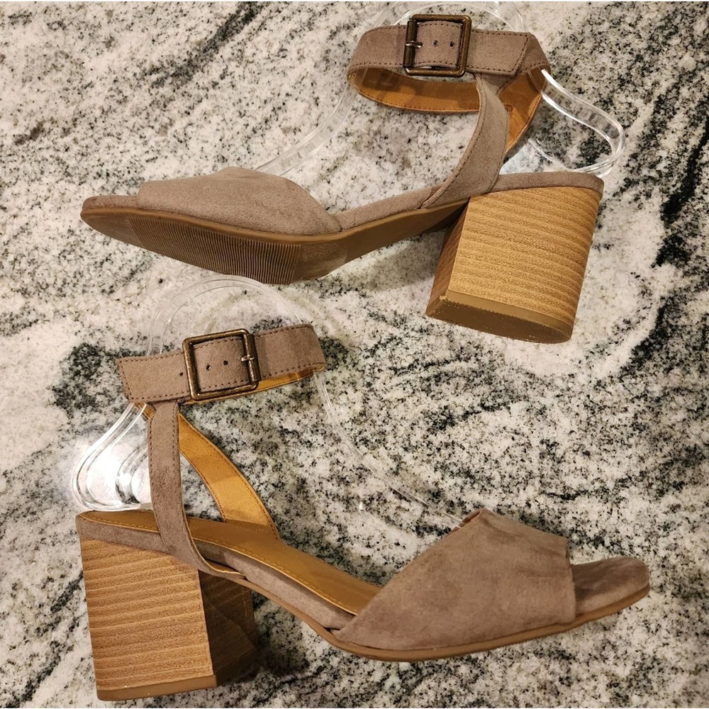 UNIVERSAL THREAD Taupe Microsuede Ankle strap Sandals SIZE 9.5M